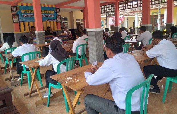Foto: Peserta pengisian kekosongan perangkat desa saat mengikuti tes tulis