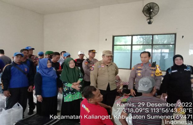 Foto: Dinsos P3A Sumenep bersama Polres dan Tagana saat mengunjungi warga kepulauan yang tertahan di Pelabuhan Kalianget, Kamis (29/12/2022)