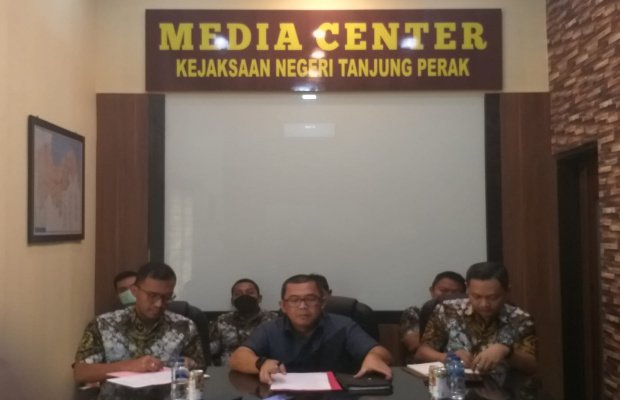 Foto: Kepala Kejaksaan Negeri (Kajari) Tanjung Perak, Aji Kalbu Pribadi saat jumpa pers, Jum'at (30/12/2022)