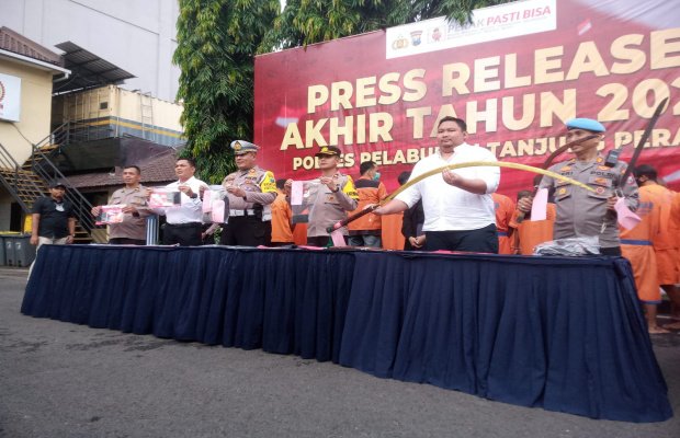 Foto: polres pelabuhan Tanjung perak pamerkan tersangka beserta barang bukti hasil selama 1 tahun terakhir