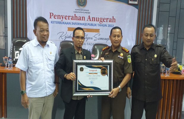 Foto: Penyerahan piagam penghargaan oleh KI ke Kejari Sumenep
