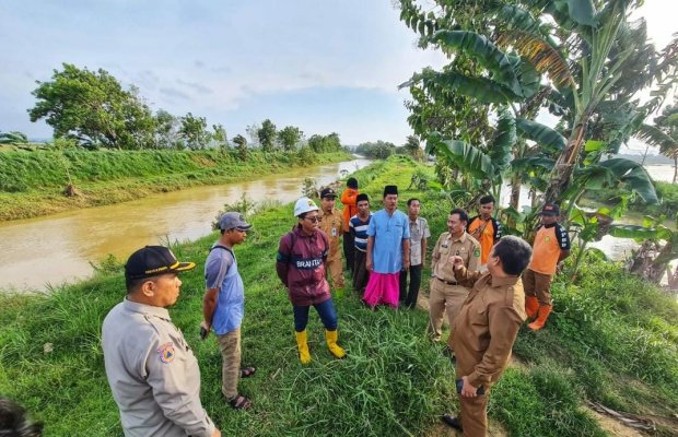 Foto: Sekda dan Forkopimda Kabupaten Sumenep melakukan survei ke lahan persawahan yang tergenang banjir di Desa Sendir, Kecamatan Lenteng, Senin (02/1/2023).