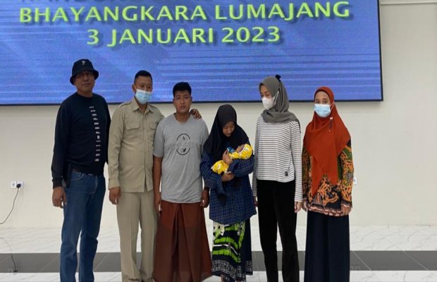 Foto : serah terima bayi ke orang tua kandung