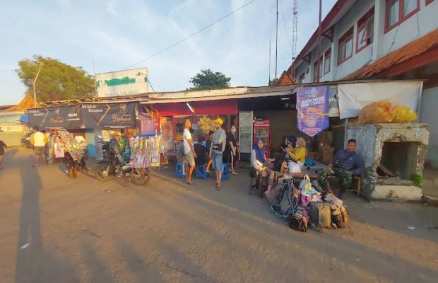 Foto: Kondisi para calon penumpang yang sedang menunggu kapal berlayar di Pelabuhan Kalianget, Sumenep, Rabu (04/1/2023)