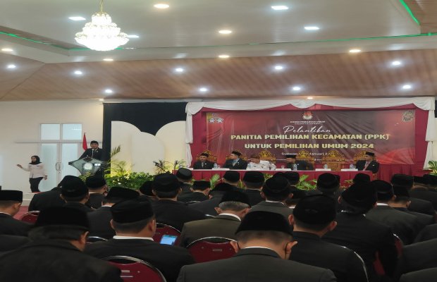 Foto: KPU Sumenep saat melantik 135 anggota PPK di lantai dua Hall Bupatie Wash,Jalan KH Mansyur, Desa Pabian, Kecamatan Kota Sumenep, Rabu (4/12/2023)