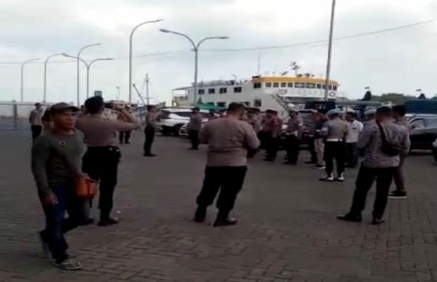 Foto: Suasana di Pelabuhan Kalianget, persiapan kapal berlayar dengan pengamanan oleh Kepolisian, Kamis (5/1/2023) sore.
