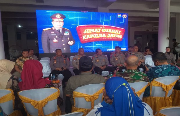 Foto: kapolda jatim bersama PJU serta Jajaran Polres Tanjung Perak di Sentra Ikan Bulak Surabaya