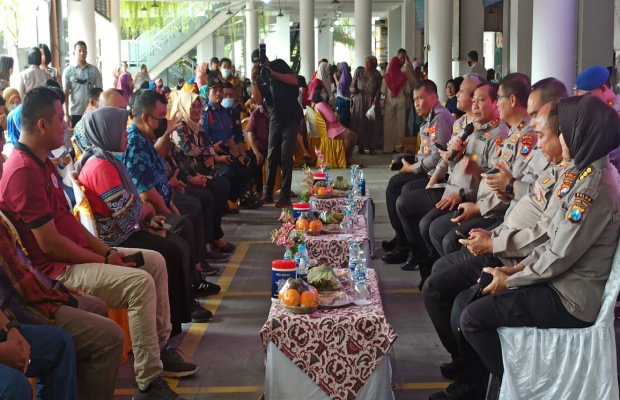 Foto: Kapolda Jatim ditengah warga kecamatan bulak saat menaggapi curahan hati dan keluhan