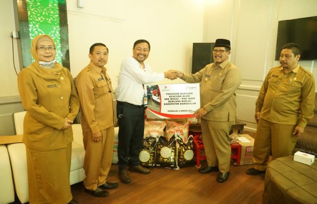 Foto : Pemberian bantuan banjir