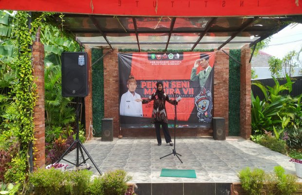 Foto: Salah satu peserta lomba baca puisi dalam rangka PSM 2023 yang diselenggarakan UKM Sanggar Lentera