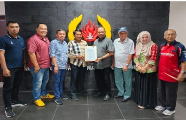 Foto : Mantan Sekda Kota Malang Wasto tengah,sedang menerima SK Ketua Carateker KONI Kota Malang di Kantor KONI Jatim