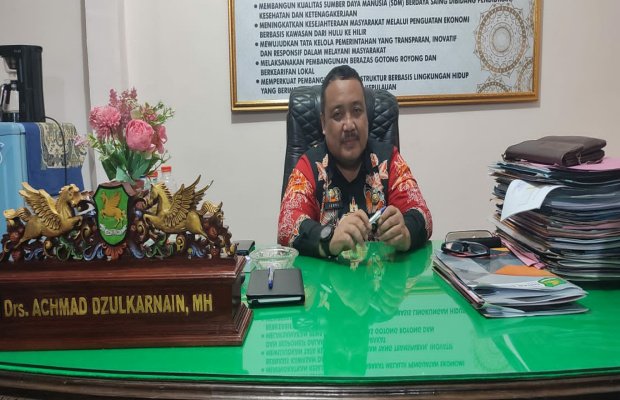 Foto: Kepala Dinas Sosial Pemberdayaan Perempuan dan Perlindungan Anak (Dinsos P3A) Kabupaten Sumenep, Achmad Dzulkarnain saat ditemui diruang kerjanya.