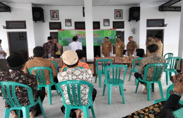 Foto: pelantikan dan pengambilan sumpah pejabat kasi pelayanan Desa Ellak Laok
