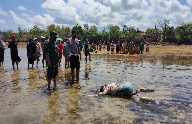 Foto: Warga bersama anggota serta aparat desa setempat di lokasi penemuan mayat