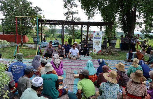 Foto: Kapolres Sumenep saat menggelar Jum'at curhat bersama pemulung