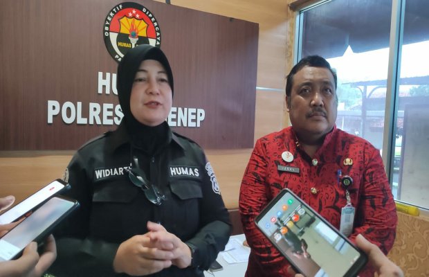 Foto: Kepala Dinsos P3A Kabupaten Sumenep Achmad Dzulkarnain bersama Kasi Humas Polres Sumenep AKP Widiarti, di ruangan Humas Polres, Jumat (13/1/2023).