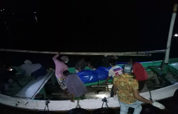 Foto: Jenazah yang ditemukan mengapung di Kecamatan Nonggunong diserahkan ke keluarganya untuk di pulangkan ke Pasean, Pamekasan