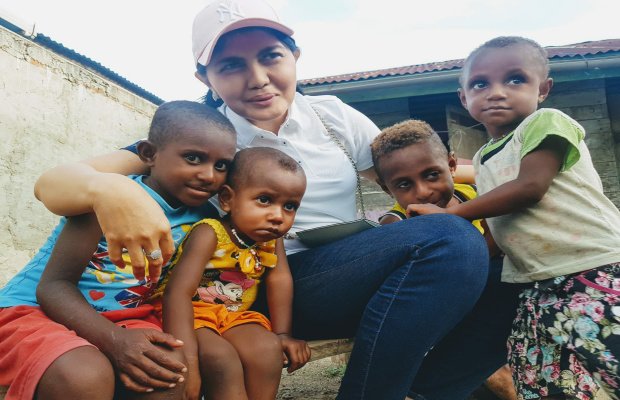 Foto : Ketua Umum Komite Suara Perempuan Indonesia, Nova Rumondor bersama anak-anak provinsi Papua Selatan