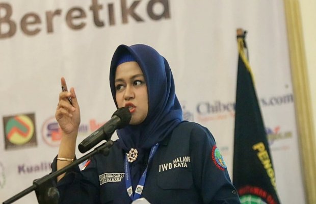 Foto: Ketua Organizing Committee MUBESDA I IWO Malang Raya, Dyah Arum Sari S.S., M.Pd., C.ST MI.