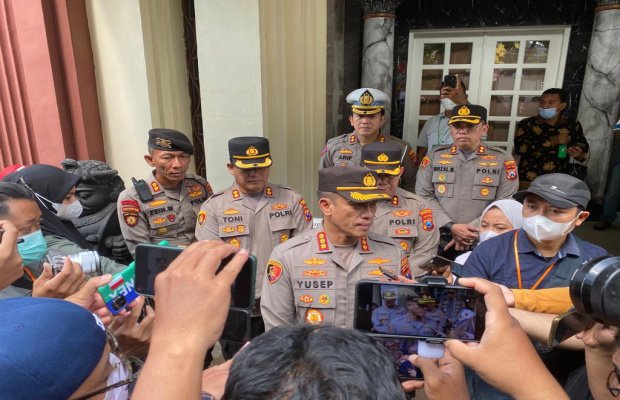 Foto: Ribuan polisi saat jaga pengamanan sidang perdana di PN Surabaya