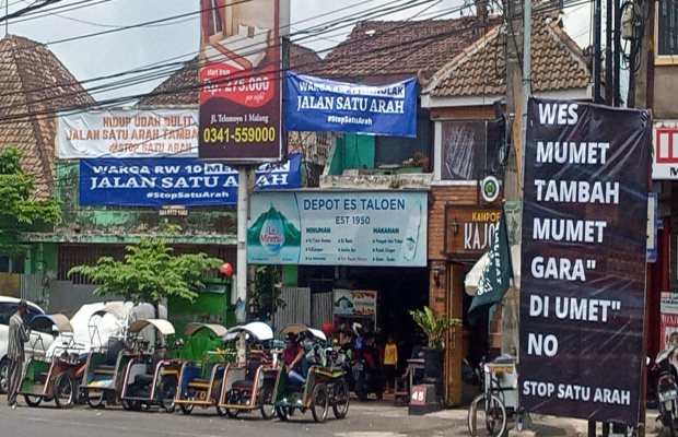 Foto : Spanduk penolakan satu arah Kayutangan Heritage yang terpampang di jalan.Ar.Hakim