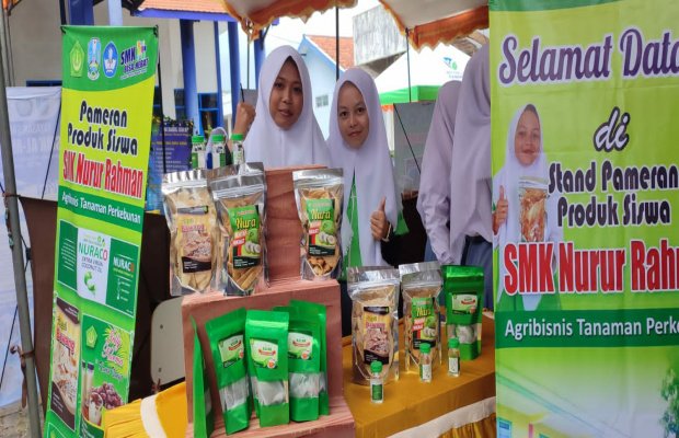 Foto: Siswa SMK Nurur Rahman Talango mengenalkan produk unggulannya di Bazar Kreativitas