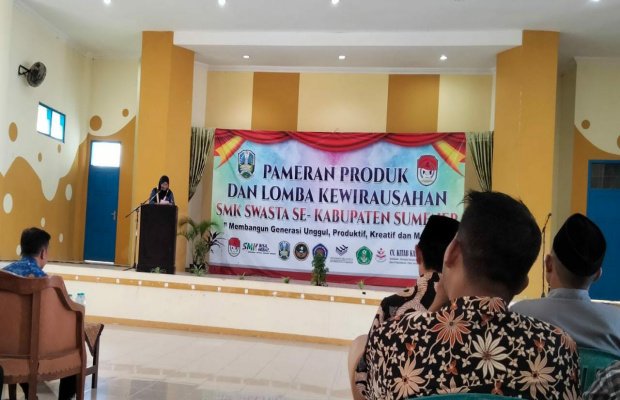 Foto: Wakil Bupati Sumenep Nyi Hj. Dewi Khalifah, Saat Membuka Pameran Produk dan Lomba Kewirausahaan SMK Swasta se-Kabupaten Sumenep 