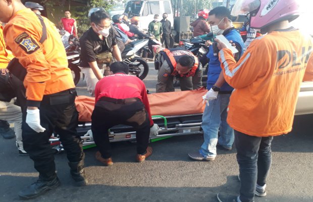 Foto: petugas saat mengeva kuasai jesad korban kerumah sakit Soetomo Surabaya 