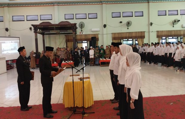 Foto: Ketua KPU Sumenep mengambil sumpah anggota PPS terpilih di Gedung Graha Adi Poday, Selasa (24/1/2023).