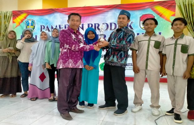 Foto: Siswa SMK Siding Puri Poreh Setelah Menerima Penghargaan Lomba Kewirausahaan 2023