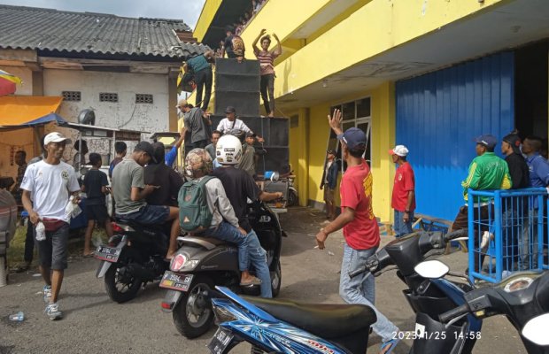 Foto: Rombongan kesebelasan Angkasa warga Karang Paiton
