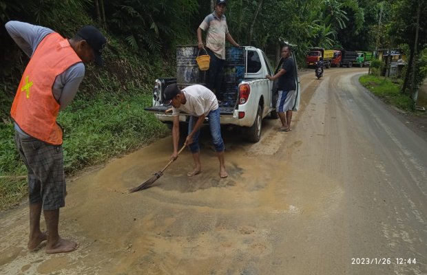 Foto: Kotoran pasir dibersihkan petugas tambang