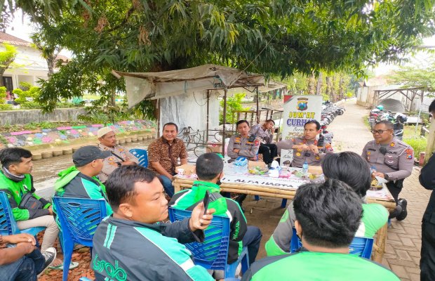 Foto: Kapolres Sumenep menggelar Jum'at Curhat bersama Komunitas Gojek dan Tukang becak di Simpang Lima, kampung Arab Sumenep