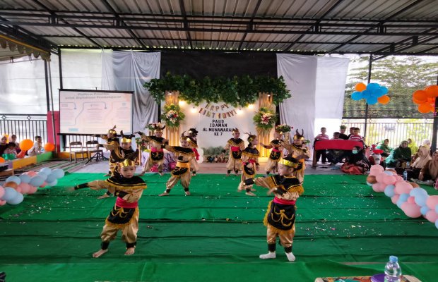 Foto: Penampilan Tari Sape dari siswa PAUD Idaman Al-Munawarah