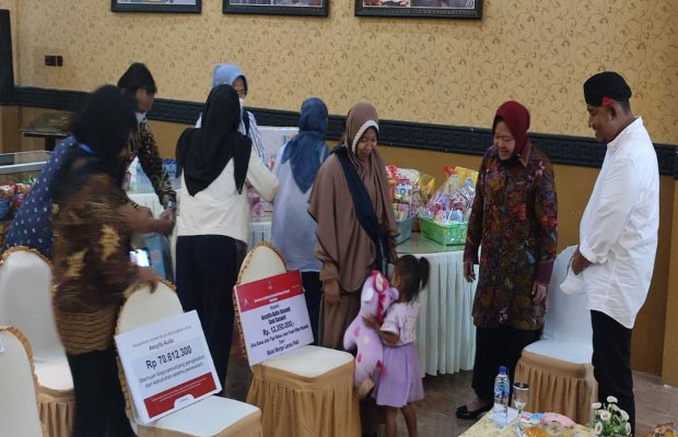 Foto: Menteri Sosial Tri Rismaharini saat memberikan bantuan langsung kepada Assyifa Aulia Susanti Batita tanpa Anus asal Pulau Kangean di Kedai HK, Minggu (29/1/2023).