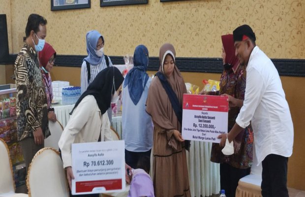 Foto: Mensos RI Tri Rismaharini dan Bupati Fauzi saat memberikan bantuan langsung kepada Assyifa Aulia Susanti Batita tanpa Anus asal Pulau Kangean 