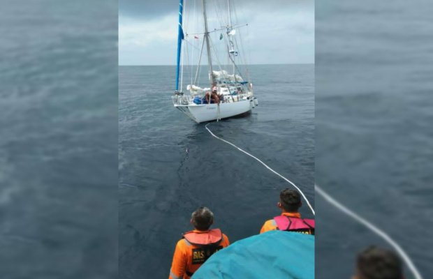 Foto: Petugas melakukan pengecekan ke Kapal Yacht Canace yang bersandar di Pelabuhan Kalianget, Sumenep