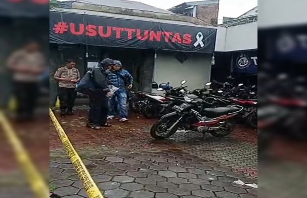 Foto:Kantor Arema FC.di kasih garis polisi pasca terjadinya kericuhan.