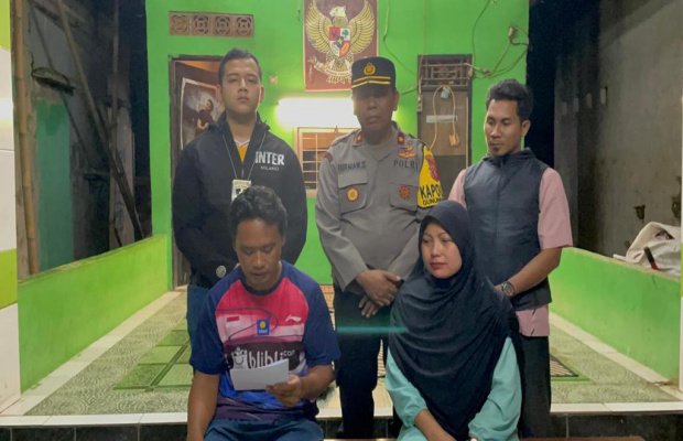 Foto : Kapolsek dan kedua orang tua murid