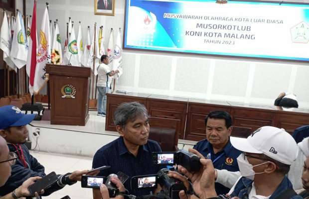 Foto : Ketua KONI Kota Malang terpilih secara aklamasi Djoni Sudjatmoko periode 2023-2027, saat diwawancarai awak media usai pengukuhan.