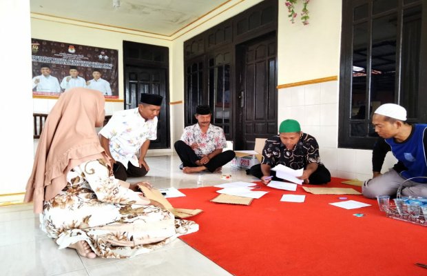 Foto: Petugas PPS saat menyeleksi berkas - berkas pendaftar pantarlih pemilu 2024