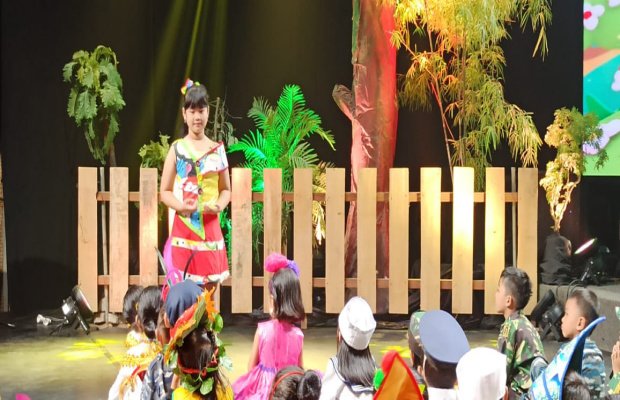 Foto: Danser Galuh Majakirana saat mengisi verita anak anak di stasiun TVRI Surabaya