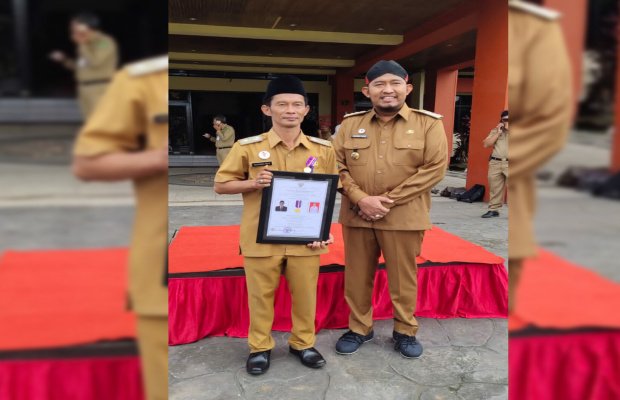 Foto: Kepala Desa Kebunagung, Bustanul Affa, bersama Bupati Sumenep Ach. Fauzi