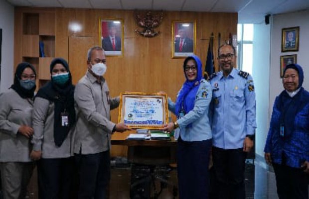 Foto : Penghargaan pelayanan publik dari Ombudsman RI kepada Kemenkumham 