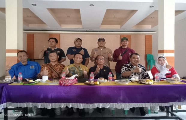Foto : bersama ketua Apdesi gunung putri