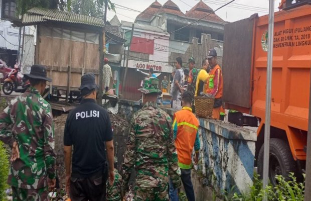 Foto : suasana saat kegiatan normalisasi