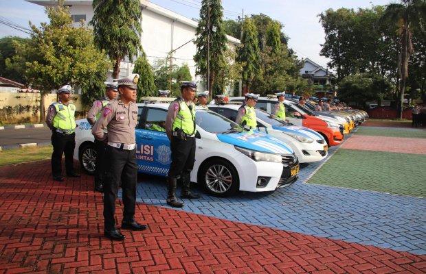 Foto: Polres Sumenep terjunkan pengawalan 4.500 jemaah menuju Puncak Harlah 1 Abad NU di Sidoarjo