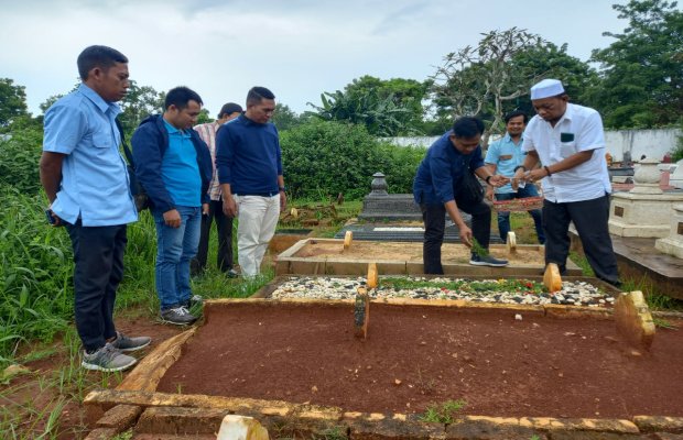Foto: Pengurus dan anggota PWI Sumenep saat ke makan tokoh pers