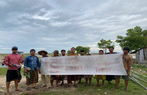 Foto: Warga Dusun Tapakerbau Gersik Putih Saat Menggelar Aksi Demo