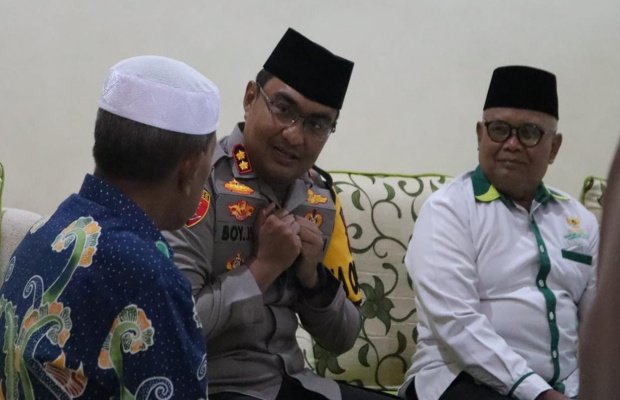 Foto : Kapolres Lumajang AKBP Boy J.S ( tengah )